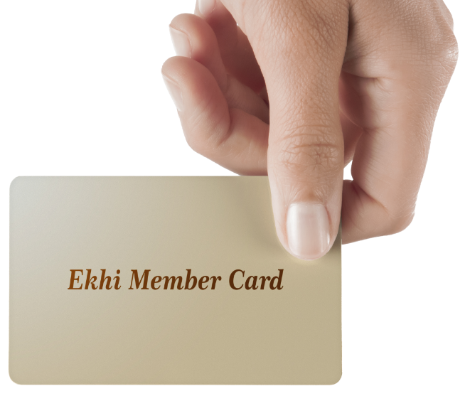 Mano che tiene la nuova Ekhi Member Card